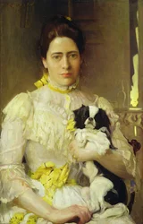 Senhora com um cachorro de colo
